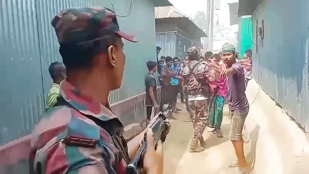 ধাওয়ায় চোরাকারবারির পা ভাঙায় গ্রামবাসীর সঙ্গে বিজিবির সংঘর্ষ