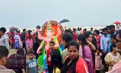 কক্সবাজার সৈকতে চলছে প্রতিমা বিসর্জন, পর্যটকের ঢল