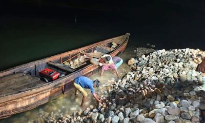 ১৫০০-২০০০ ব্যক্তি ভোলাগঞ্জের পাথর লুট করে