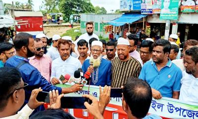 সরকারি মেডিকেল কলেজ ও হাসপাতাল স্থাপনের দাবিতে ঢাকা সিলেট মহাসড়কের পাশে মানববন্ধন