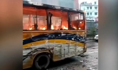 রাজধানীতে যাত্রীদের নামিয়ে বাসে গুলি, আগুন