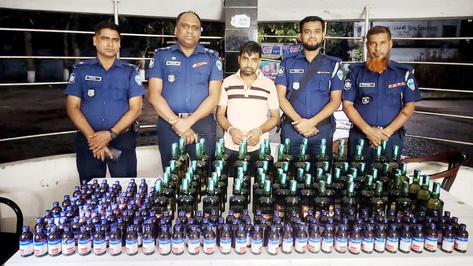 বিপুল পরিমাণ মাদকসহ কারবারি আটক ও মাইক্রোবাস জব্দ