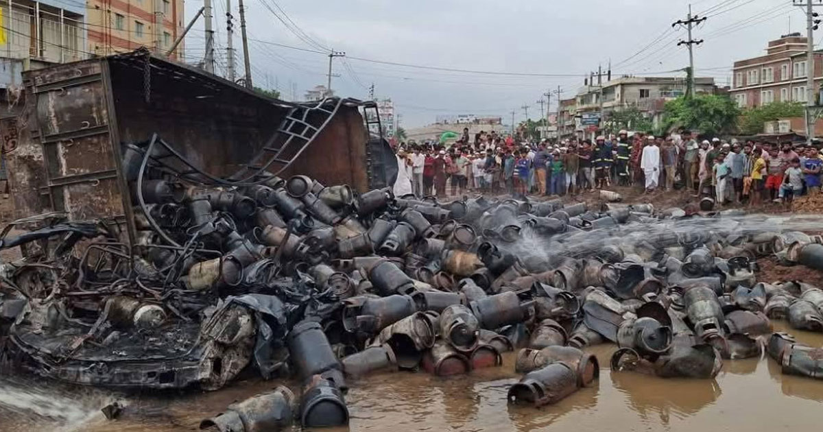মহাসড়কে ২শ সিলিন্ডারসহ উল্টে গেল ট্রাক, একের পর এক বিস্ফোরণ