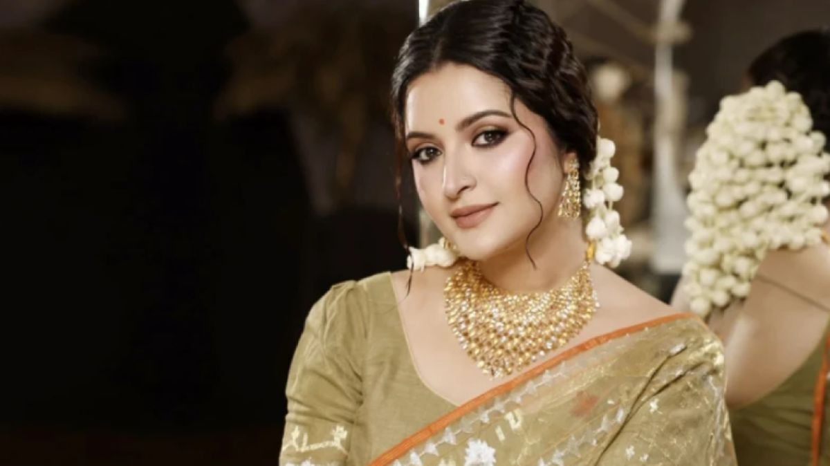 এই সুখে কারো যেন নজর না লাগে