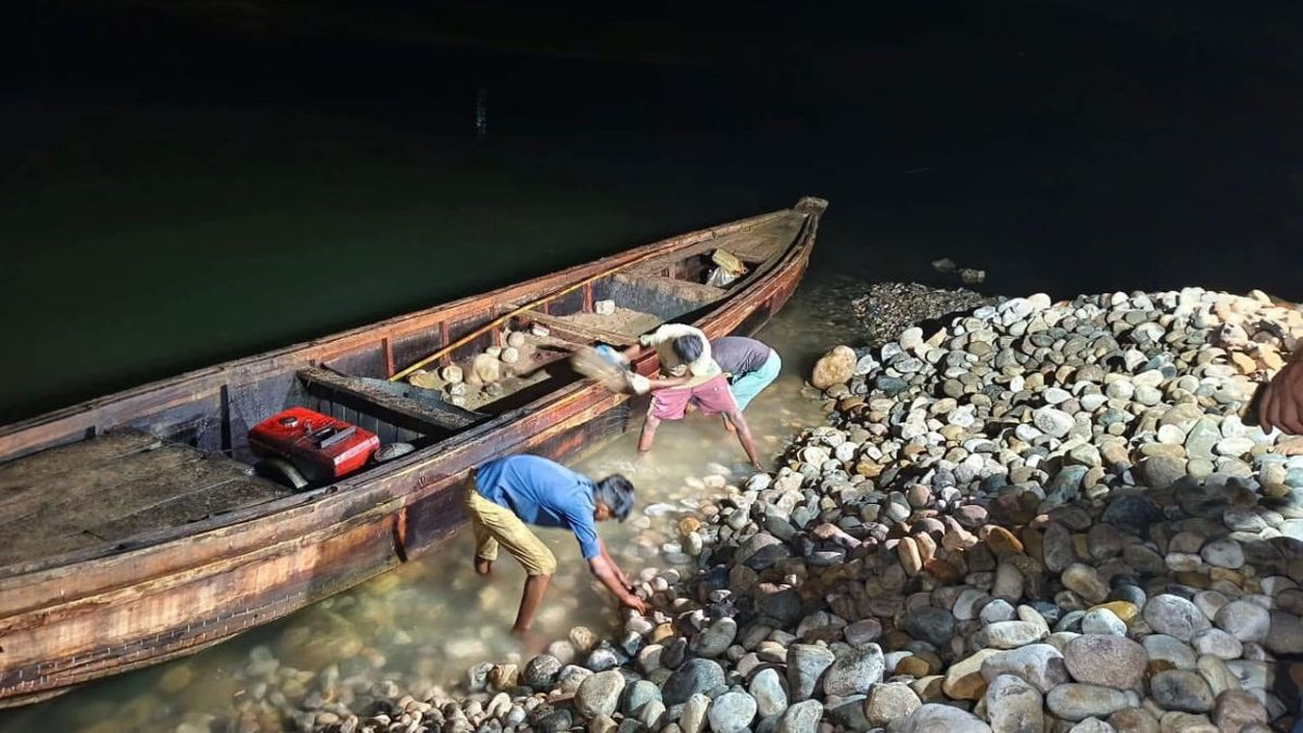 ১৫০০-২০০০ ব্যক্তি ভোলাগঞ্জের পাথর লুট করে