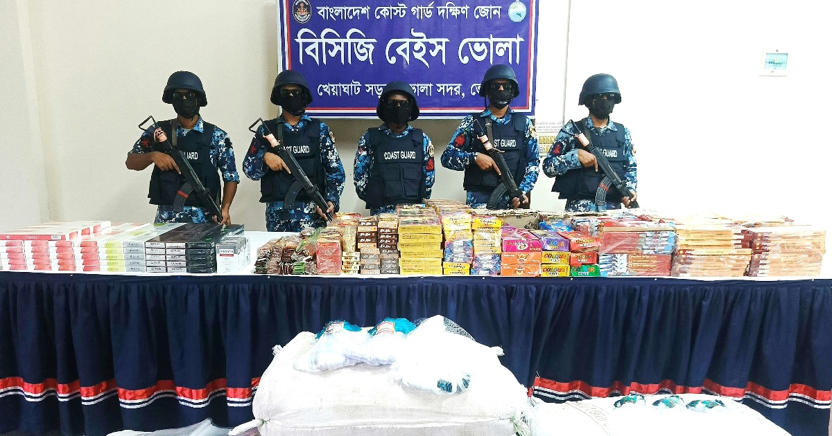 কুরিয়ার সার্ভিসের কাভার্ডভ্যানে মিলল ৭ কোটি টাকার অবৈধ মালামাল